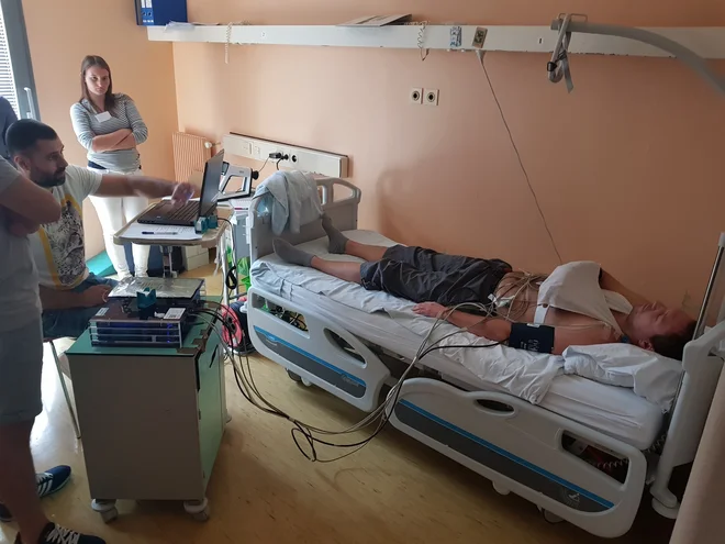 Med ležanjem bodo raziskovalci izvajali različne meritve, s katerimi bodo spremljali parametre zdravja pri preiskovancih. FOTO: ZRS Koper