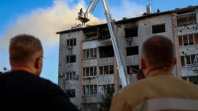 V Lvovu je bilo poškodovanih okoli 100 stanovanj, uničen je bil tudi vrtec. FOTO: Stringer/Reuters