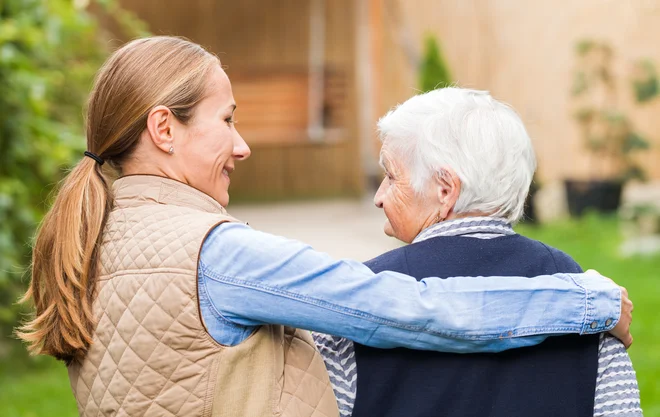 Svojci v povprečju pet ur na dan namenijo neformalni skrbi za bolnika z demenco, skoraj tri četrtine tega dela opravijo ženske. FOTO: Bencemor/Shutterstock