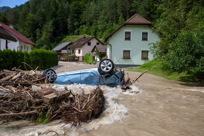 Precej avtomobilov, ki jih je v poplavah zalila voda, se bo v prihodnje gotovo znašlo na trgu rabljenih vozil. FOTO: Voranc Vogel/Delo