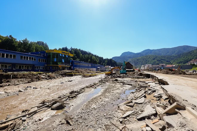 Marsikje je struga Meže in pritokov enaka nivoju cest in objektov, zato je poglobitev strug prednostna naloga. FOTO: Črt Piksi