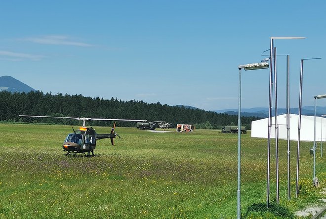 Od hiše do hiše so v prvih dneh dostavljali nujno potrebna zdravila slovenski piloti s helikopterjem Bell 206, najmanjšim v tokratni akciji. FOTO: Milena Zupanič