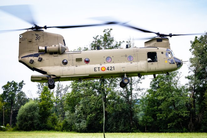 Največji helikopter, ki sodeluje na poplavljenih območjih, je španski chinook. FOTO: Goran Krošelj/Slovenska vojska