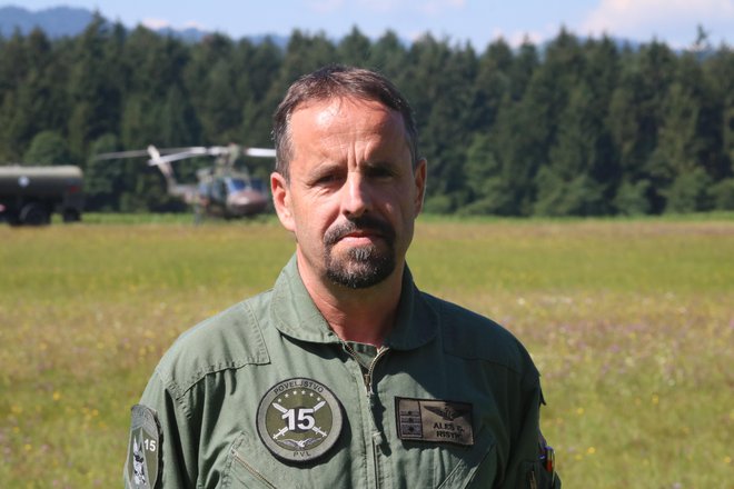 Aleš Gregor Ristič, pilot helikopterja Slovenske vojske, leti že 22 let. FOTO: Borut Podgoršek/Mors
