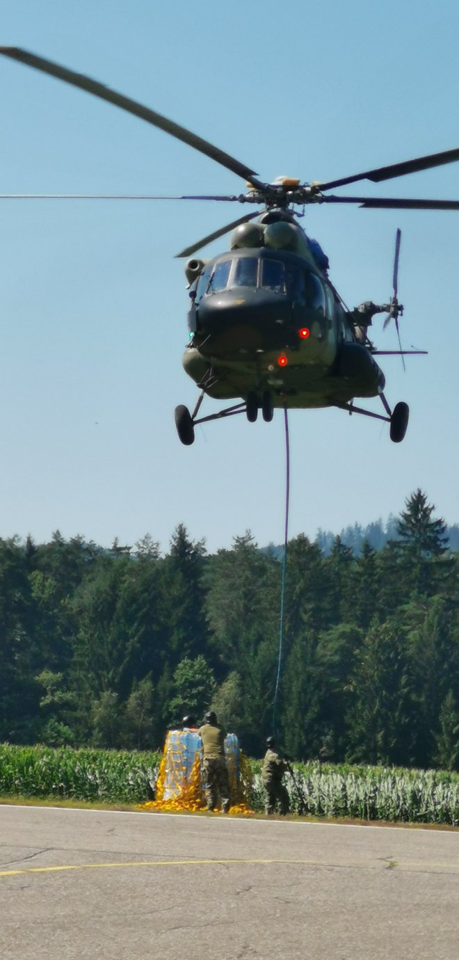 Velik helikopter lahko ob pripenjanju ali odlaganju tovora povzroči piš tudi do hitrosti 200 kilometrov na uro. FOTO: Milena Zupanič