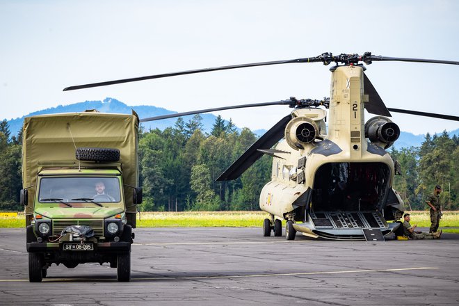 Ameriški dvomotorni helikopter Chinook, s katerim pomagajo v Sloveniji španski piloti, lahko prenese hkrati 12 ton tovora. FOTO: Goran Krošelj/Slovenska vojska