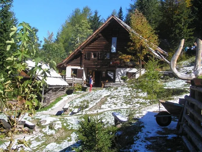 Zaradi posledic poplav je dostop do Logarske doline otežen, tam so zaprti Dom planincev v Logarski dolini, Koča na Klemenči jami pod Ojstrico (na fotografiji) ter Frischaufov dom na Okrešlju. FOTO: PZS