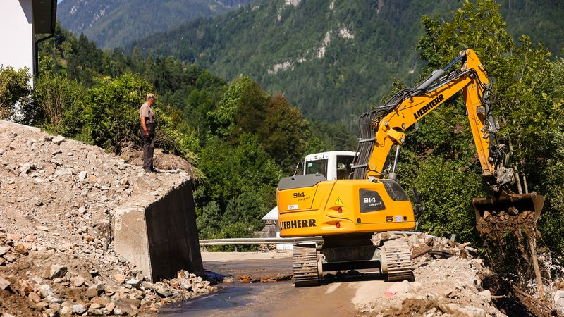Fotografija: Prvi korak je čim hitrejša vzpostavitev (zasilnega) delovanja infrastrukture. FOTO: Črt Piksi