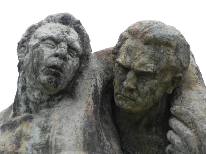 Ironija usode je, da dandanes kip z domnevno Titovimi potezami in aluzijami na istospolno erotiko stoji natanko na točki, ki so jo vzpostavili v maršalov spomin. FOTO: Vojko Urbančič/Delo