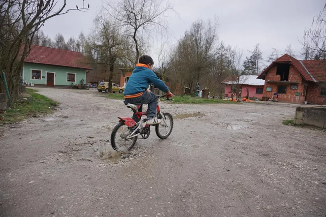 Pobuda po besedah Macedonija na splošen in generalen način obravnava problematiko otrok, ki jih to, da se rodijo v določenem socialnem okolju, zaznamuje, da nimajo prihodnosti, ob tem pa obstaja velika verjetnost, da ne bodo končali osnovne šole. FOTO: Janoš Zore