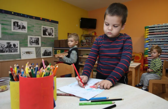 Predlogi ne jemljejo denarne socialne pomoči in otroškega dodatka, pač pa prejemanje finančnih sredstev omejujejo s pogojem, da otroci prejemnikov pomoči redno hodijo v osnovno šolo. FOTO: Tadej Regent