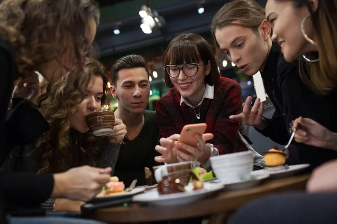 Druženje sodelavcev po službi, tako imenovani afterwork, je v tujini že dobro uveljavljen. FOTO: Freeman Studio/Shutterstock