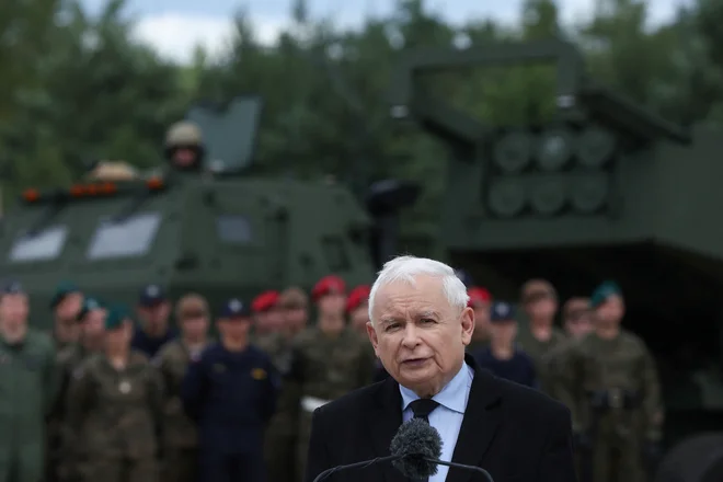 Jarosław Kaczyński in njegovi privrženci svojo glavno tekmico, Civilno platformo pod vodstvom nekdanjega predsednika evropskega sveta Donalda Tuska, redno obtožujejo podrejanja Bruslju in Nemčiji ter opozarjajo, da bi njena vrnitev na oblast pomenila »konec Poljske«. FOTO: Kacper Pempel/Reuters