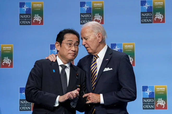 Japonski premier Fumio Kišida in ameriški predsednik Joe Biden med vrhom voditeljev zveze Nato prejšnji mesec v Vilni. FOTO: Kevin Lamarque/Reuters