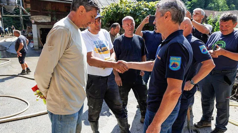 Janez Janša in Robert Golob sta se pred dnevi srečala v poplavljenih Lučah, danes se bosta za mizo pogovarjala o ukrepih za sanacijo. FOTO: Instagram Jjansasds
