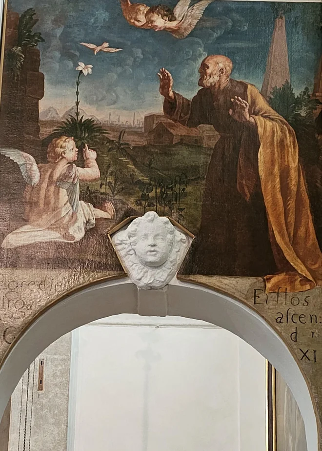 Prenovljeno piransko cerkev krasi bogata likovna oprema beneških mojstrov predvsem iz 18. in tudi 17. stoletja. Več del je pripisanih Fontebassu, nekatera pa vsaj delavnicam Giambattiste Tiepola in Giuseppeja Angelija.

Foto Boris Šuligoj