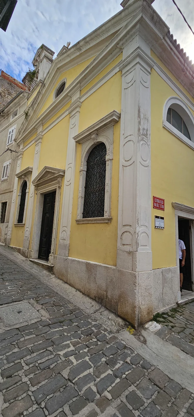 Marija Tolažnica je v ulici IX. korpusa. Marsikdo je niti ne pogleda, a je bogato opremljena.

Foto Boris Šuligoj