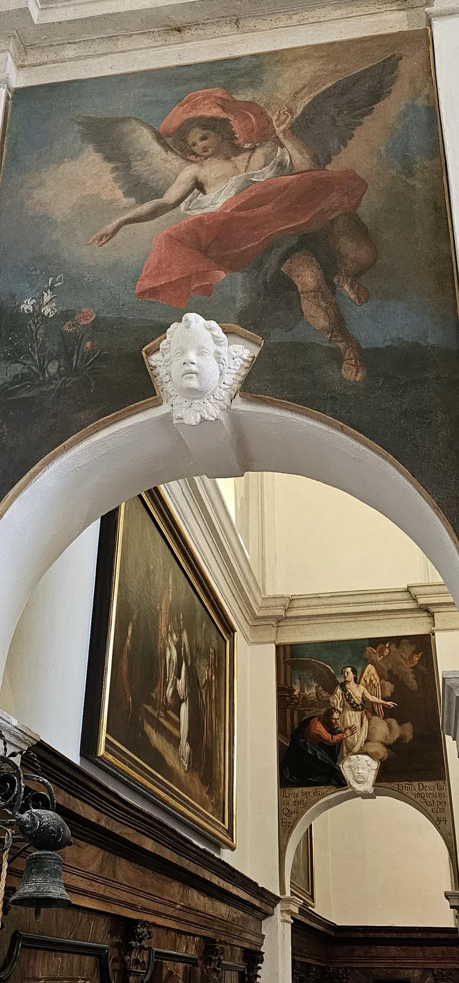 V cerkvi je 20 platen iz delavnic uglednih beneških mojstrov. Najpomembnejše delo (oltarna Marija s pasom) Giambattiste Tiepola bi bila 21. slika, na katero cerkev čaka. Foto Boris Šuligoj