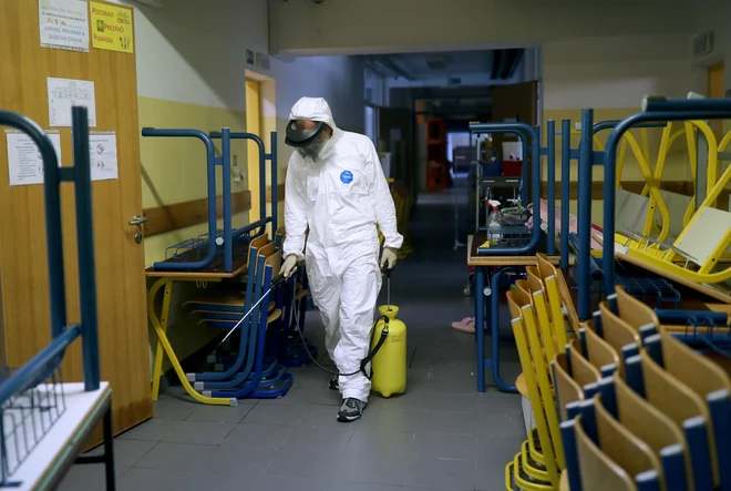 Mengeško šolo so včeraj razkuževali, 1. septembra bo pripravljena na sprejem otrok. FOTO: Blaž Samec/Delo