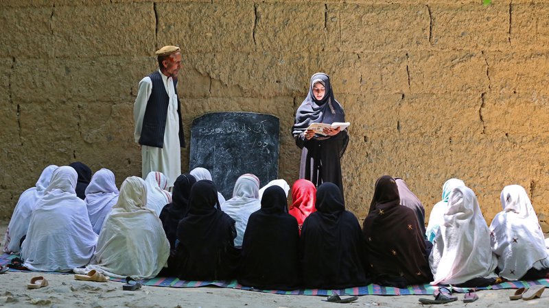 Fotografija: Deklice v osnovni šoli v provinci Nangarhar v vzhodnem Afganistanu FOTO: Shafiullah Kakar/AFP