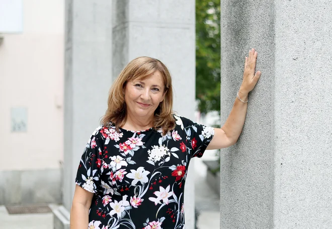 Že pred meseci je dobila zanimivo ponudbo, vendar se še ni odločila, ali jo bo sprejela ali bo ostala na Radioteleviziji Slovenija. FOTO: Blaž Samec/Delo
