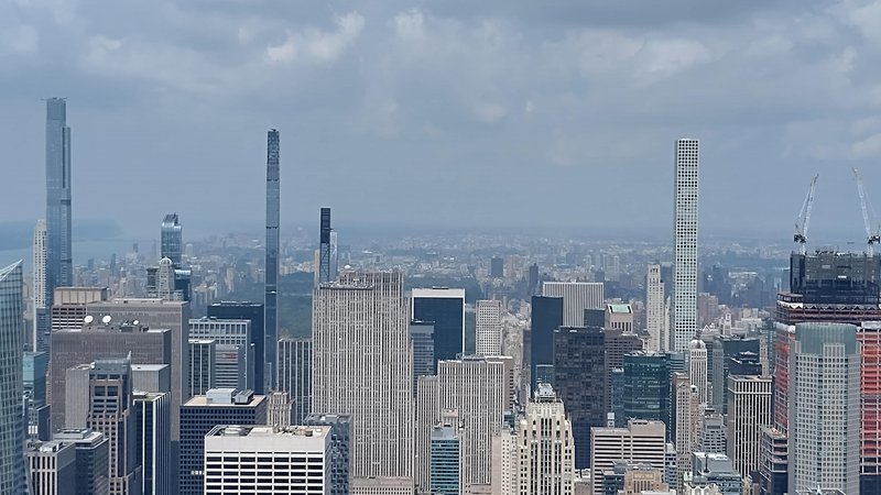Fotografija: V New Yorku nimajo potresov, zato lahko na jugu Centralnega parka rastejo skoraj neverjetno vitki nebotičniki s stanovanji superbogatih. FOTO: Gorazd Utenkar/Delo