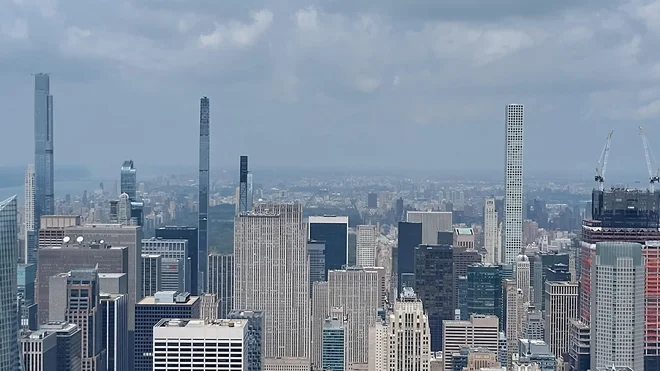 V New Yorku nimajo potresov, zato lahko na jugu Centralnega parka rastejo skoraj neverjetno vitki nebotičniki s stanovanji superbogatih. FOTO: Gorazd Utenkar/Delo