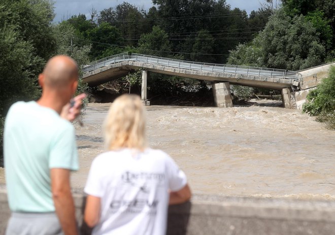 Most čez Kamniško Bistrico v Beričevem je poškodovan, promet po sicer zelo prometni cesti pa je speljan po okoliških vaseh. FOTO: Blaž Samec/Delo
