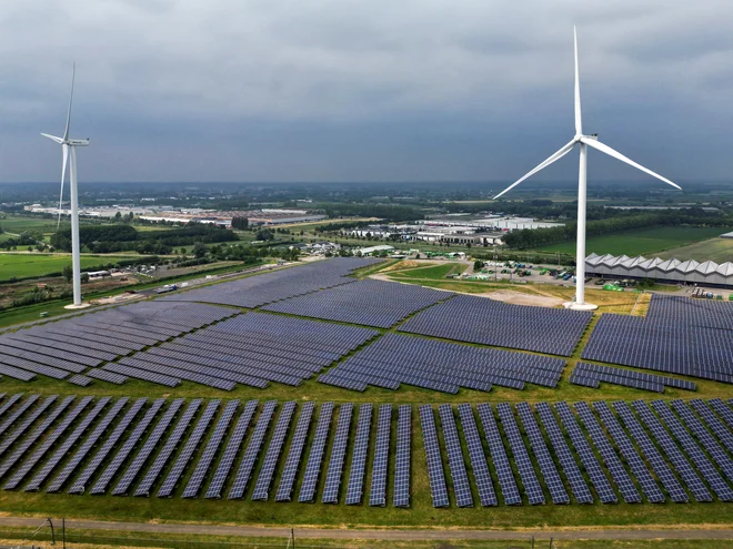 EU je dosegla tri krovne podnebne in energetske cilje - zmanjšanje emisij toplogrednih plinov, povečanje deleža energije iz obnovljivih virov in energetsko učinkovitost. FOTO: Piroschka Van De Wouw/Reuters