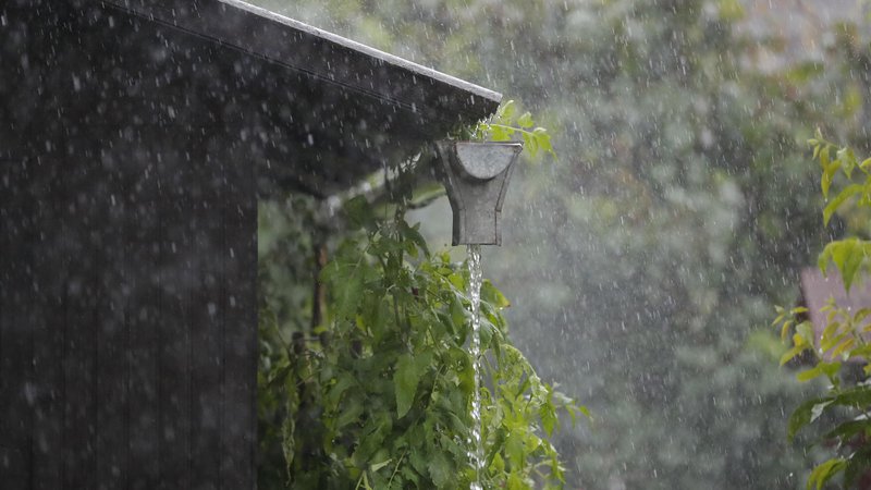 Fotografija: Na meteorološki postaji Predel je v pol ure padlo 31,1 litra dežja na kvadratni meter. Fotografija je simbolična. FOTO: Leon Vidic