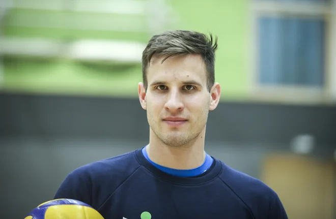 Slovenske odbojkarske reprezentance si ni več mogoče zamisliti brez več kot dva metra visokega srednjega blokerja. FOTO: Jože Suhadolnik
