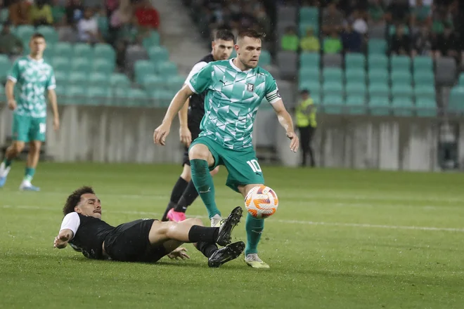 Timi Max Elšnik je izpustil Olimpijino gostovynje v Istanbulu zaradi poškodbe. FOTO: Leon Vidic/Delo