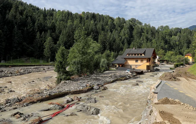 V Strugah, ki zajema tri naselja ob Savinji, je bilo pred ujmo 14 hiš z okoli 40 prebivalci. Trenutno na tem območju bivata le dve osebi, ostali so začasno razseljeni. FOTO: Blaž Samec/Delo