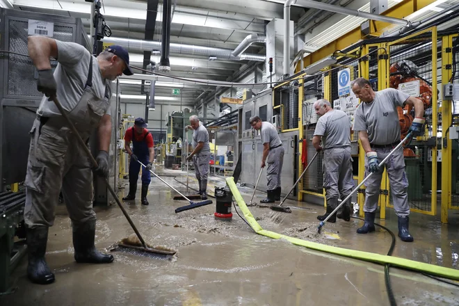 V KLS Ljubno bodo še mesece odpravljali posledice poplav. FOTO: Leon Vidic/Delo