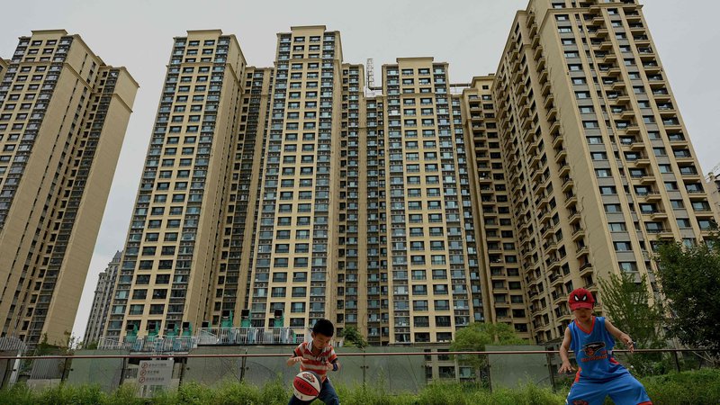 Fotografija: Številna poslopja, nekatera so visoka tudi trideset ali več kot trideset nadstropij, so v kitajskih mestih nedokončana. FOTO: Noel Celis/AFP