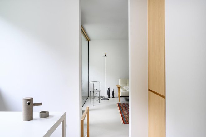 Vgradni hladilnik (na fotografiji lesen element na desni) je zelo smiselno umeščen, ta prostor bi z druge strani – v kopalnici – drugače težko dobro izkoristili FOTO: Miran Kambič