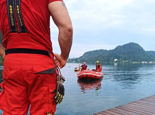 Na pomoč so prišli gasilci in potapljači. FOTO: PGD Bled