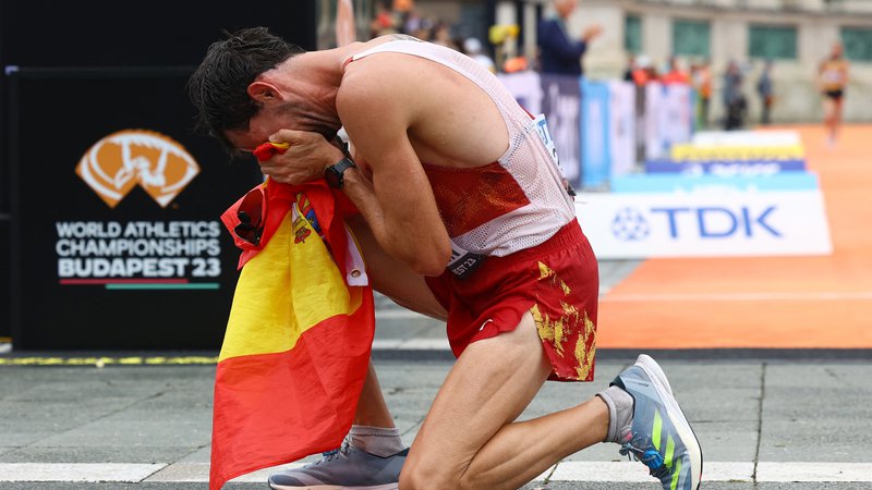 Fotografija: Alvaro Martin v cilju ni skrival čustev. FOTO: Bernadett Szabo/Reuters