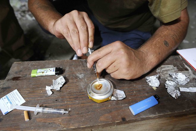 Uživalec heroina v Sloveniji. FOTO: Bor Slana/Reuters