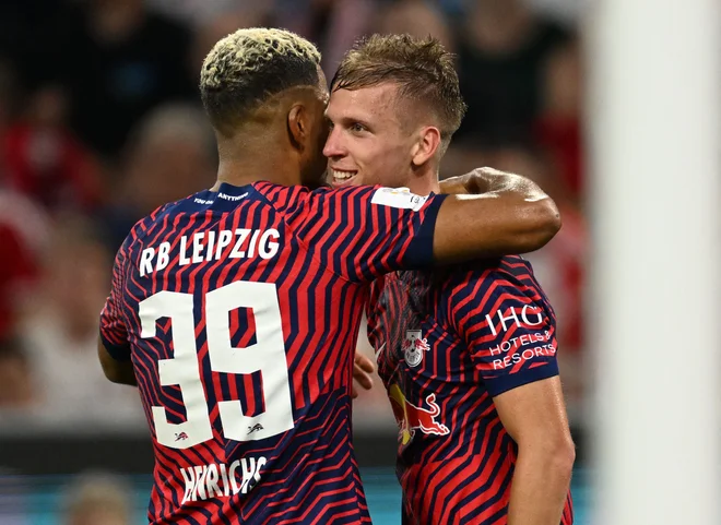 Dani Olmo (desno) je spet zadel, a ni preprečil poraza Leipziga. FOTO: Christof Stache/AFP