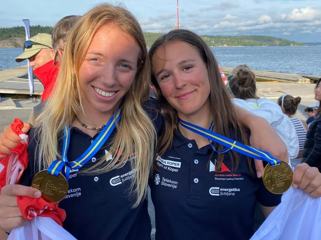 Alja Petrič in Caterina Sedmak z bronastima odličjema FOTO: JZS