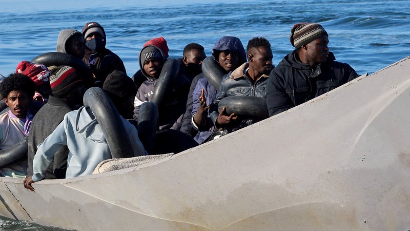 Fotografija: Afriški migranti v tunizijskem mestu Sfax, ki je središče poti proti južni Evropi. FOTO: Jihed Abidellaoui/Reuters