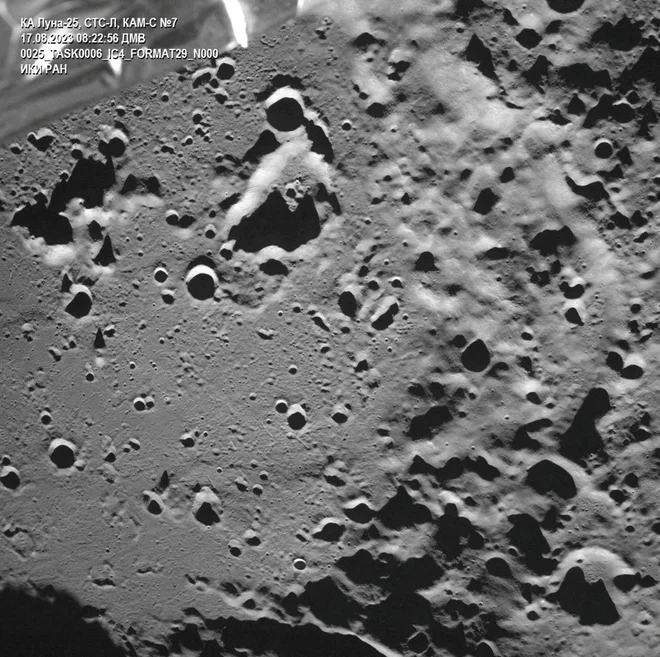 Pred nekaj dnevi je Luna 25 poslala sliko kraterja Zeeman na nam oddaljeni strani Lune. FOTO: Roscosmos/Reuters