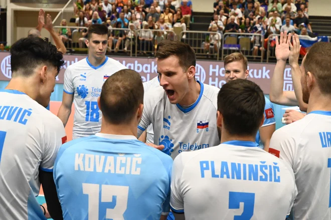 Slovenski odbojkarji se kljub porazu s Francijo zadovoljni vračajo domov.  FOTO: OZS