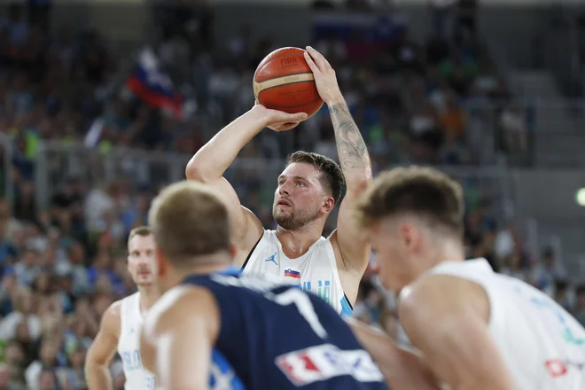 Ko igra Luka Dončić, je vedno možno prav vse. FOTO: Leon Vidic/Delo