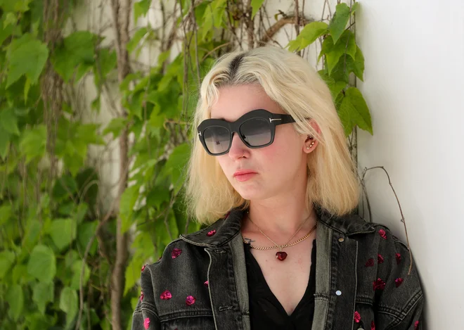 Eva Mahkovic je s svojim slogovnim in vsebinskim pristopom duhovit opomin, da je monumentalno pogosto mogoče najti v navidezno neopaznih stvareh. FOTO: Dejan Javornik/Delo