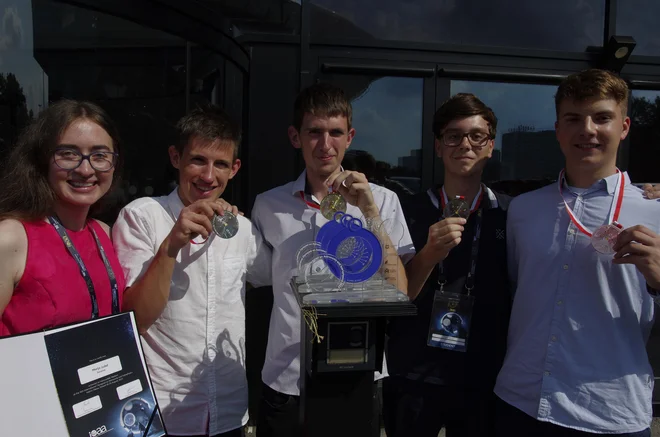Slovenska ekipa dijakov na 16. mednarodni olimpijadi iz astronomije in astrofizike na Poljskem. Z leve proti desni: Marija Judež (pohvala), Žan Ambrožič (srebro), Peter Andolšek (skupni zmagovalec, zmagovalec v dveh kategorijah in zlata medalja), Miha Brvar (srebro), Žan Arsov (bron). FOTO: Andrej Guštin

 