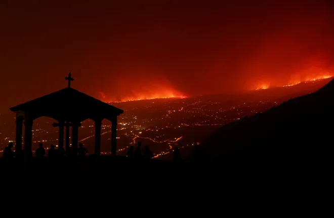 Od prejšnjega torka je moralo oditi od doma več kot 12.000 ljudi.  FOTO: Nacho Doce/Reuters