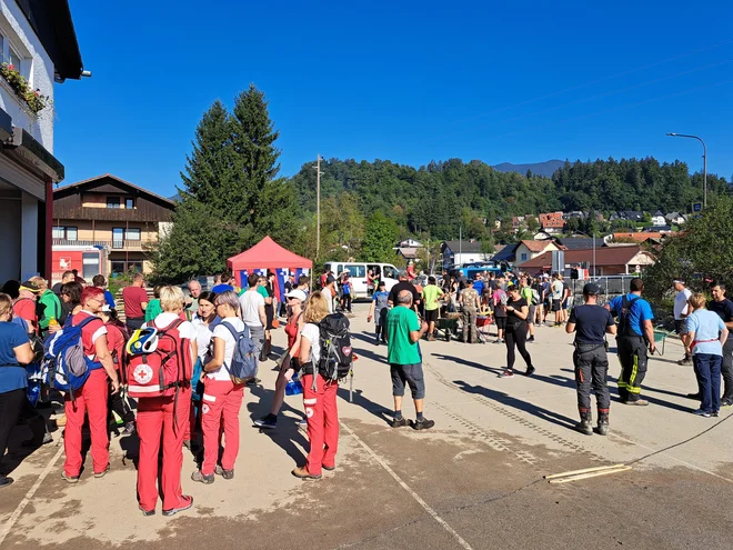 Dan solidarnosti v Mozirju in številni prostovoljci. FOTO: Špela Kuralt/Delo