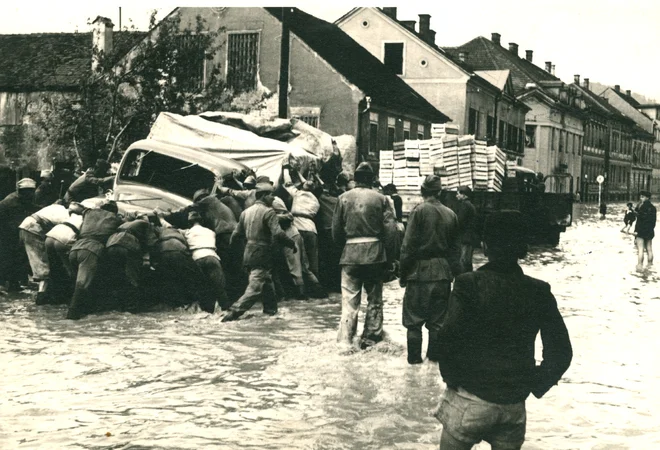 Noč groze in razdejanja je bila v Celju tudi junija 1954. Deževati je začelo že skoraj teden dni prej, sredi noči je zatulila sirena, Celjani so si morali reševati življenje. Medtem je voda zalivala mesto in nosila s sabo ogromne količine naplavin, tudi živali. Delavci so reševali stroje v podjetjih, a prav veliko niso mogli narediti. Poplava, ki je najhuje prizadela vzhodni del mesta, je odnesla tudi 22 življenj. FOTO: Dokumentacija Dela